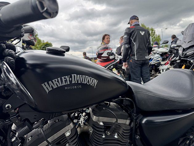 Dnešní motorkáři většinou už ani nevědí, co signál se žlutým šátkem znamená., zdroj: Deník/Daniela Tauberová