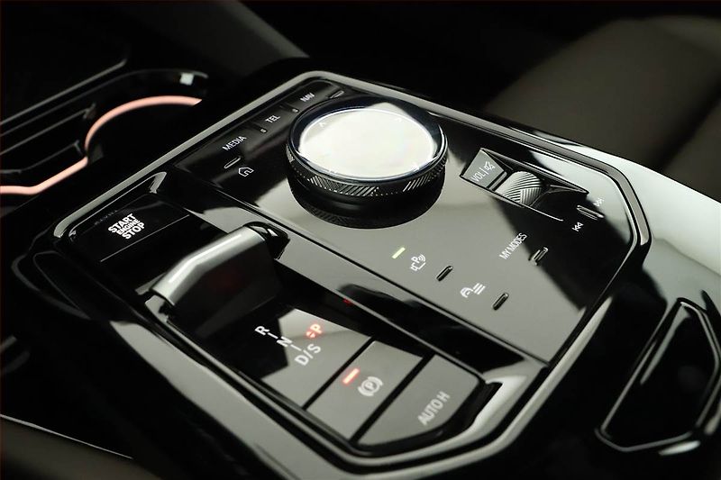 BMW Řada 5 (2025) 540d xDrive - fotka 10 z 22
