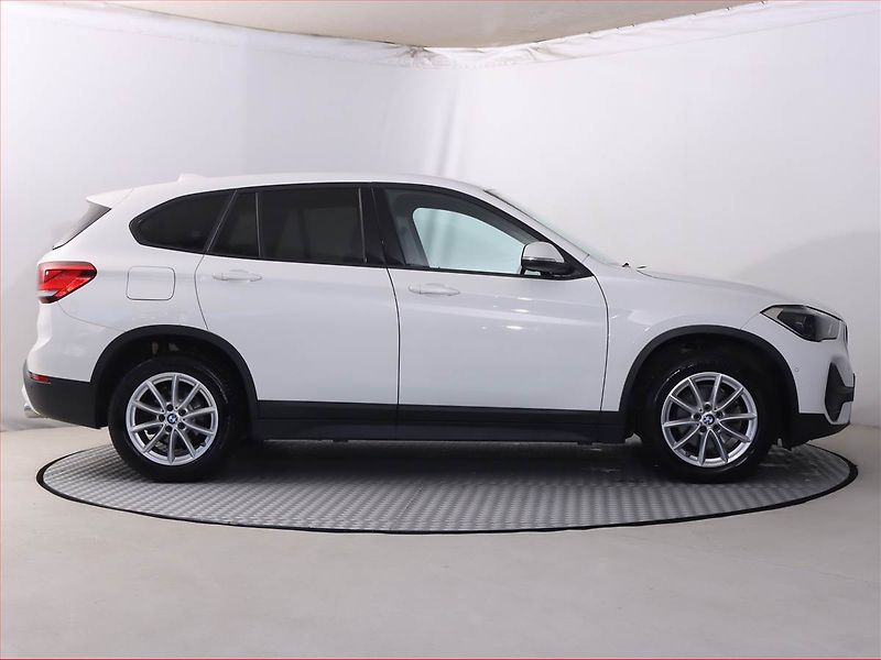 BMW X1 (2022) sDrive18d - fotka 6 z 21