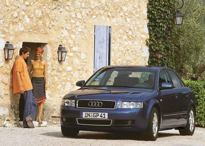 Audi A4 se v první generaci chlubila nápaditými propagačními snímky.