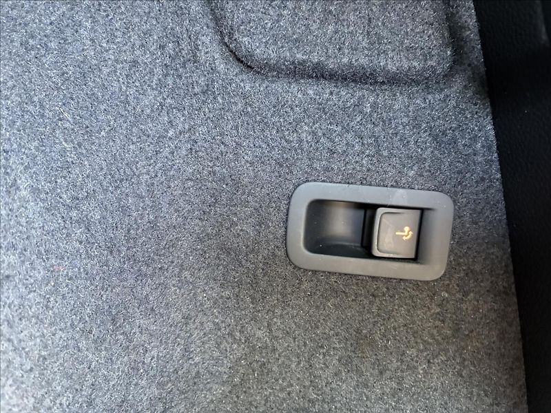 Seat Ateca 2,0 TDI 4X4 TAŽNÉ WEBASTO - fotka 16 z 33