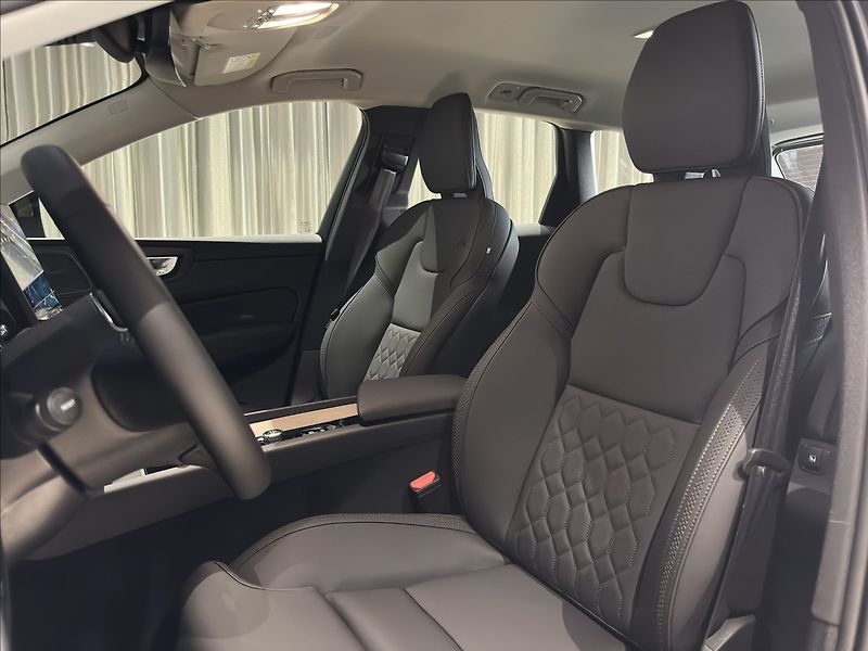 Volvo XC60 (2026) 2,0 B5  Plus Dark - fotka 15 z 31