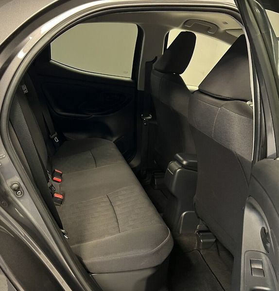 Toyota Yaris 1.5 Hybrid AT STYLE - fotka 13 z 17