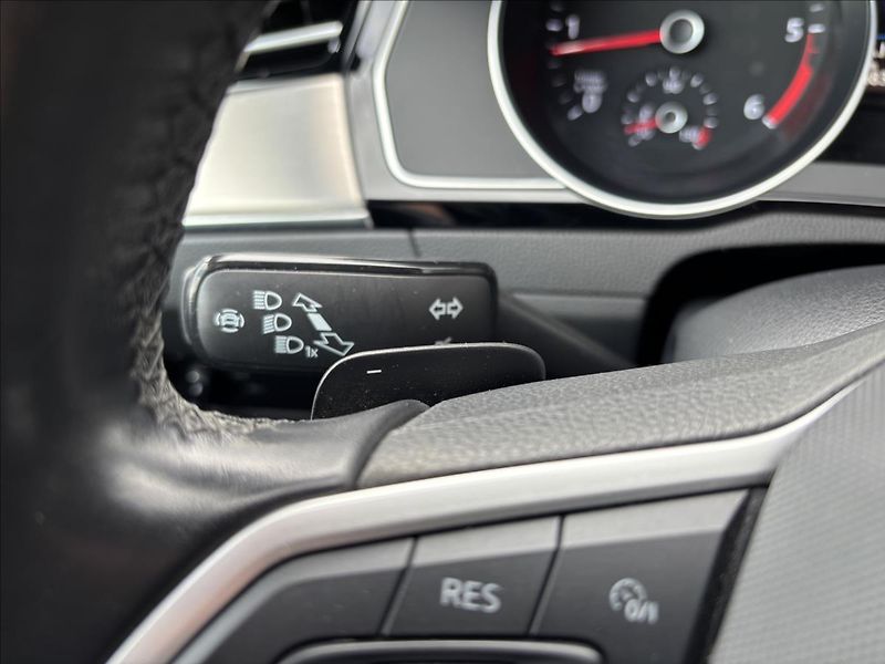 Volkswagen Passat 2,0 TDI R-Line 140kW - fotka 29 z 47