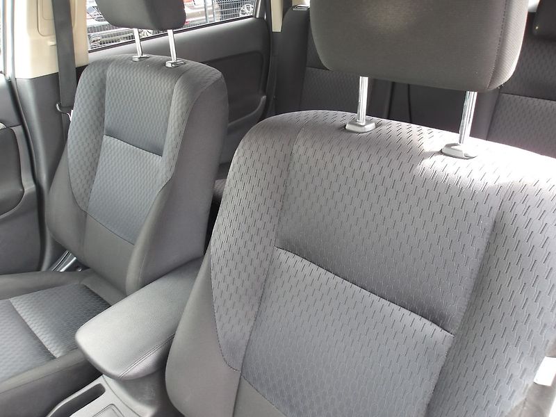 Mitsubishi Outlander 2,3DI-D 4x4 ČR 7 MÍST ! 2.MAJ. - fotka 19 z 39