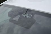 Logo Ford jsem našel jen na čelním skle.