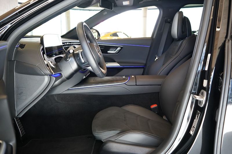 Mercedes-Benz Třídy E 220d 4MATIC AMG, Pano, Tažné - fotka 19 z 49