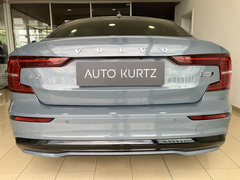 Volvo S60 B5 AWD Ultimate Dark-REZERVACE - fotka 8 z 42