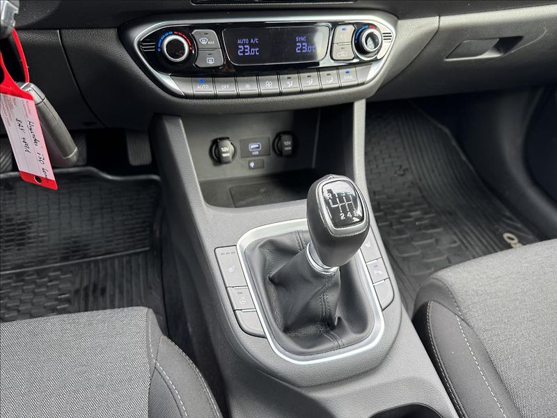 Hyundai i30 1,6 CRDI Smart ČR DPH - fotka 19 z 31
