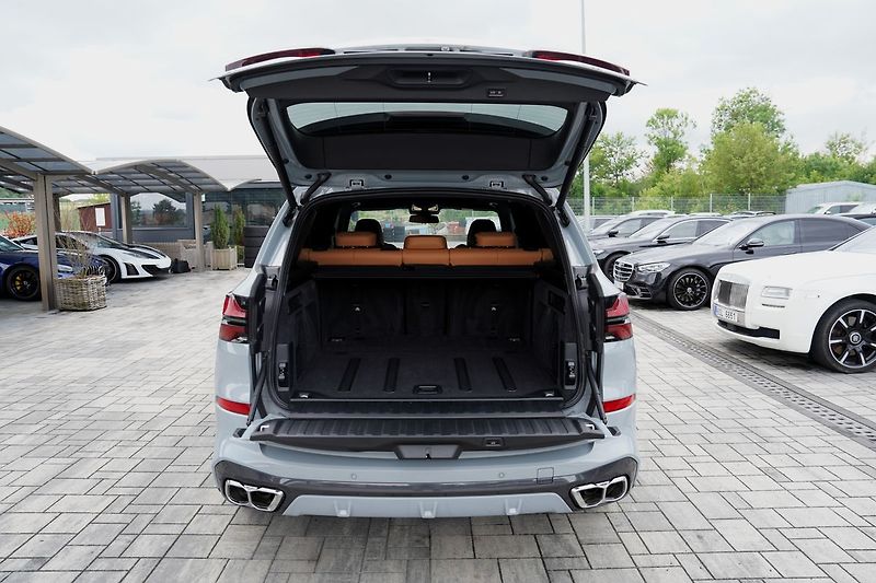 BMW X5 M60i xDrive/AT9/21/530 PS - fotka 11 z 45