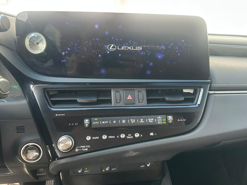 Lexus ES 300h (2024) 2.5HEV,131KW, BUSINESS EDITION - fotka 16 z 45