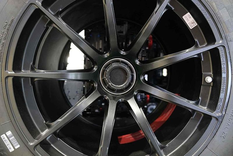 Instalace modelu stavebnice Peugeot Le Mans za účasti designera společnosti Lego.