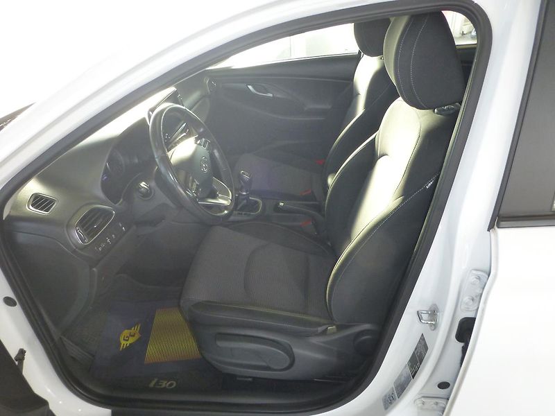 Hyundai i30 (2021) 1,6CRDI*ALU*AC**PARK.S**KAMERA - fotka 11 z 23