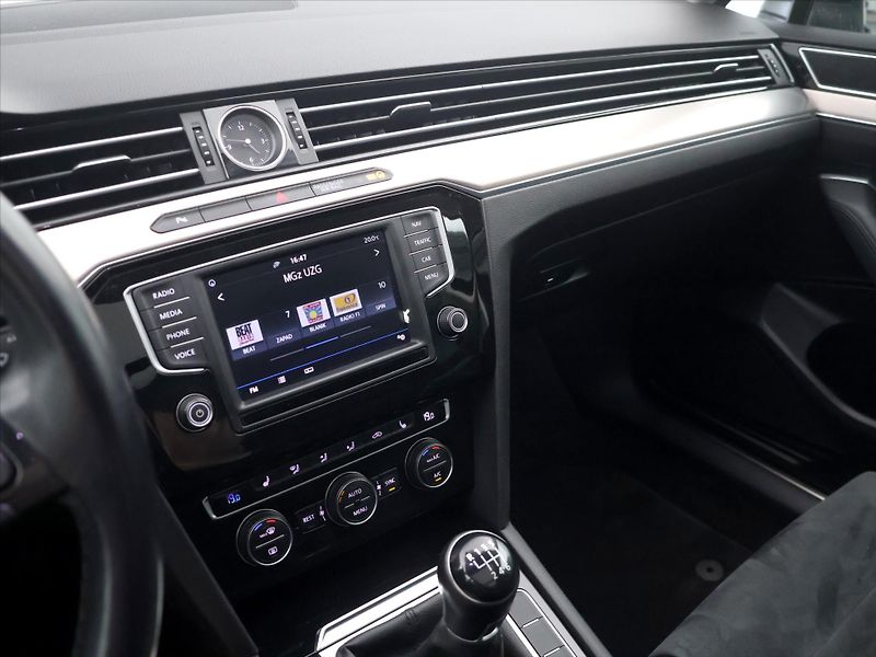 Volkswagen Passat 1,6 TDI Highline Tažné Panoram - fotka 21 z 37