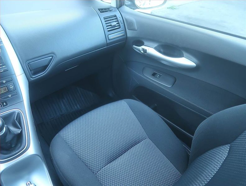 Toyota Auris (2011) 1.6 Valvematic, Tempomat - fotka 8 z 14