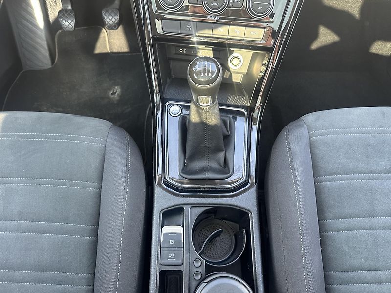 Volkswagen Touran (2015) 2.0 TDI se. knížka 7 míst - fotka 33 z 43