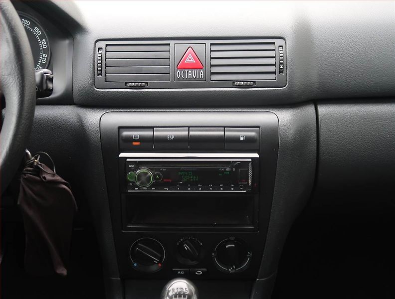 Škoda Octavia (2008) 1.6, po STK, Tažné - fotka 12 z 15