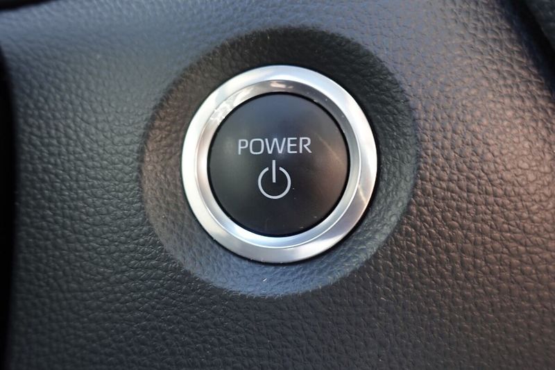 Toyota Corolla 2,0HSD e-CVT Comfort Tech - fotka 29 z 33