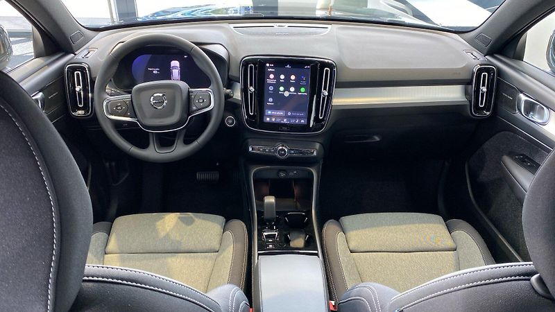 Volvo XC40 (2026) PLUS BLACK EDITION, B4 FWD, 14 - fotka 12 z 14