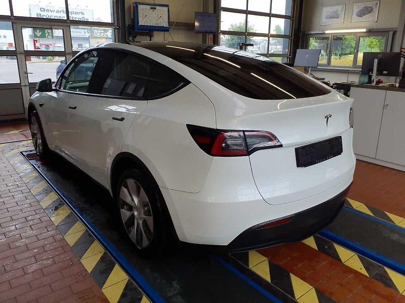 Tesla Model Y RWD 235kw 95,0 % - fotka 3 z 9