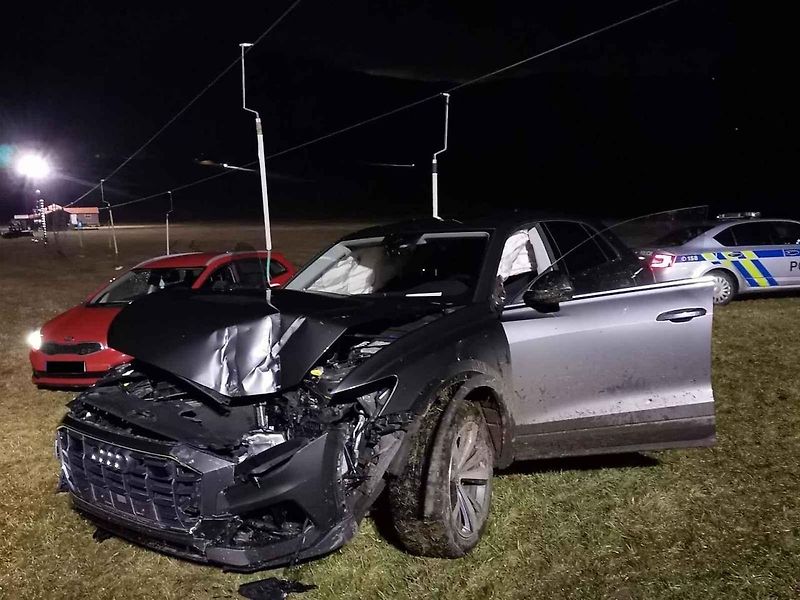 Mladý řidič slepě věřil navigaci.