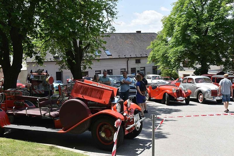 Tradiční závod S kopce do kopce si nenechalo letos ujít na sedm desítek posádek historických automobilů a motocyklů.