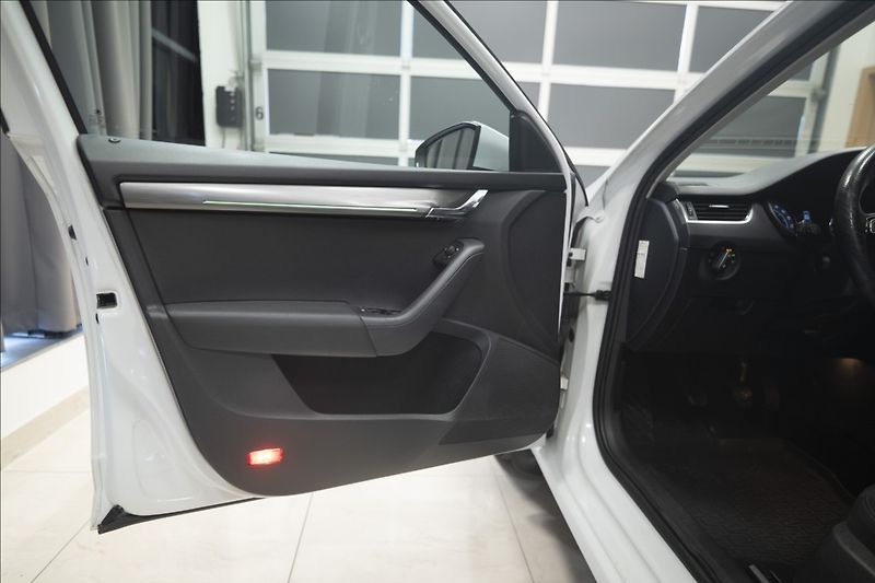 Škoda Octavia 2,0 TDI NAVI KEYLESS VÝHŘEV ČR - fotka 18 z 41
