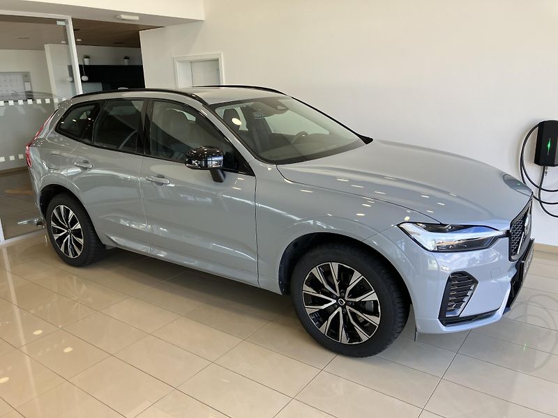 Volvo XC60 B4 AWD PLUS DARK AT8, ČR - fotka 2 z 41
