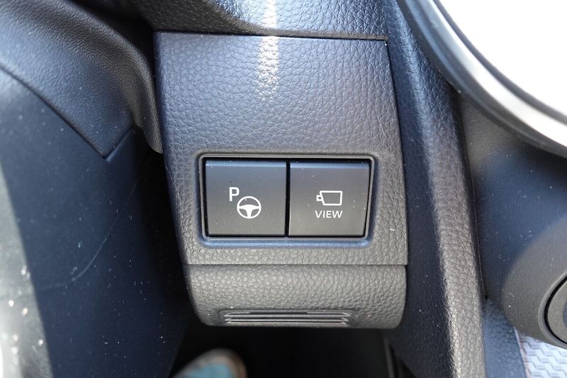 Toyota Prius 2.0 PHEV Executive sada komple - fotka 27 z 35