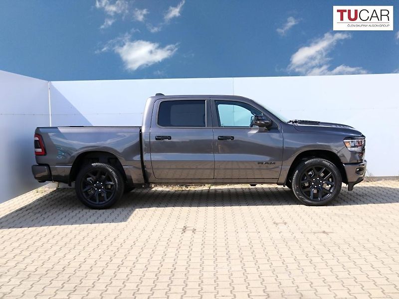 Dodge RAM (2024) 1500 Laramie Night Edition V8 - fotka 4 z 44