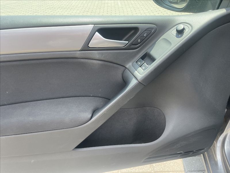 Volkswagen Golf 1,4 MPi 59kw Klima ESP - fotka 16 z 28