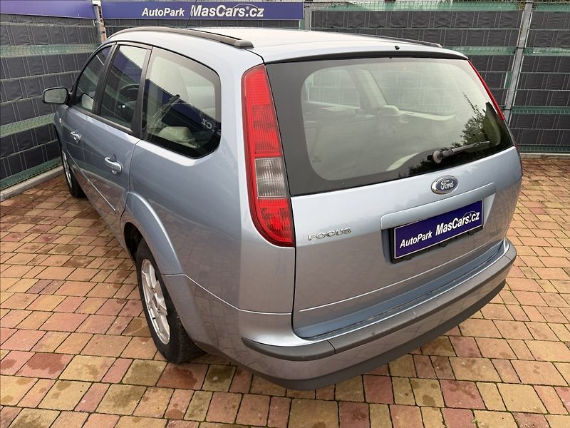 Ford Focus 1.6 Ghia - fotka 6 z 16