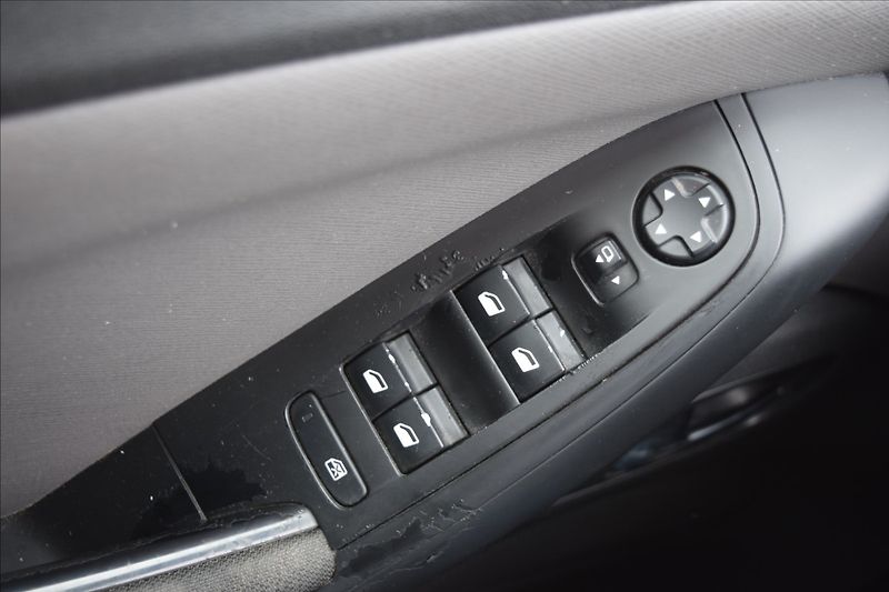 Citroën C4 Picasso 1,6 HDI ALU KLIMA BEZ ADBLUE - fotka 23 z 51