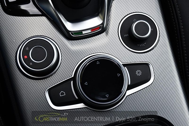 Alfa Romeo Stelvio 2.2 D154kW Veloce AT8-Q4 - fotka 37 z 56