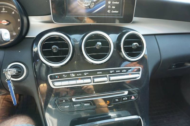 Mercedes-Benz Třídy C (2017) C220  4 MATIC - fotka 32 z 48