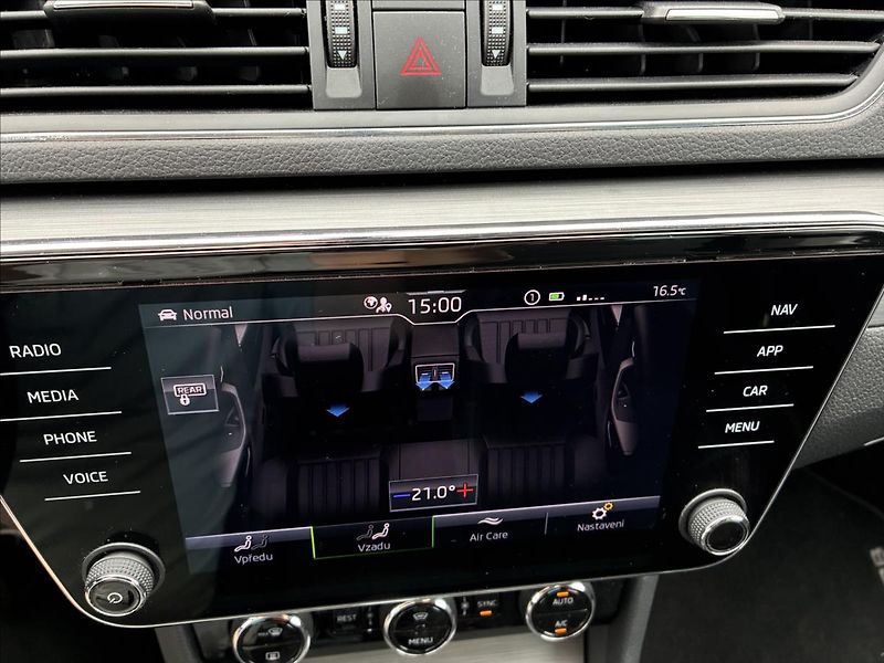 Škoda Superb 2,0 STYLE 4X4 TAŽNÉ,KAMERA - fotka 29 z 31