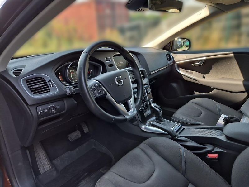 Volvo V40 2,0 D3 Cross Country - fotka 7 z 20