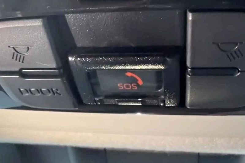 SOS tlačítko a funkce eCall by měla být v každém novém autě.