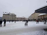 Sedmdesát židlí připomíná tragédii krakovských Židů.