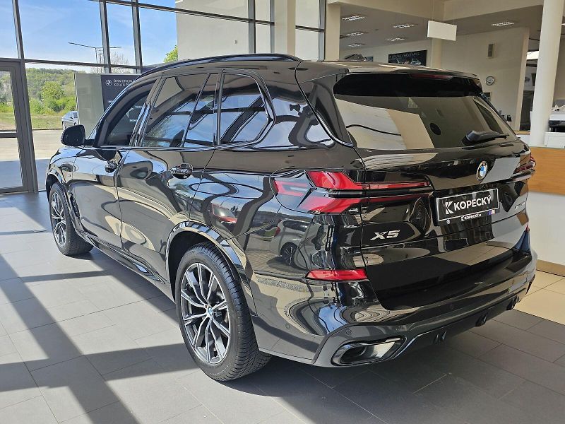 BMW X5 xDrive 30d - fotka 5 z 36