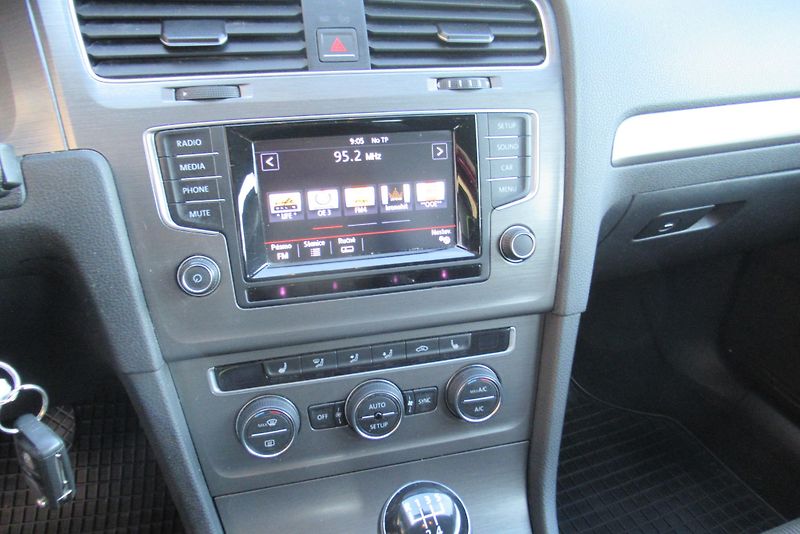 Volkswagen Golf 1.6 TDi AUT.KLIMA VYHŘ.SEDAČKY - fotka 11 z 32