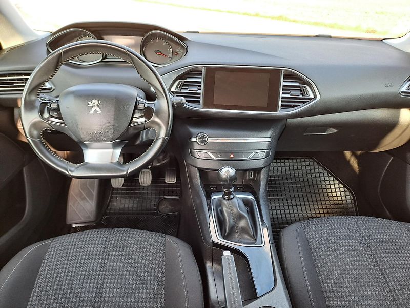 Peugeot 308 (2018) 1.6 HDi SERVISKA PĚKNÝ STAV - fotka 15 z 31