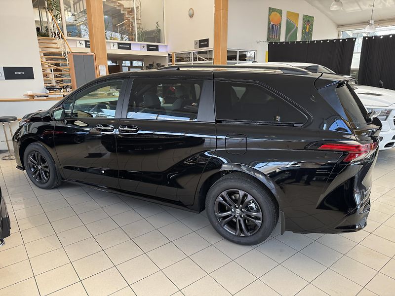 Toyota Sienna XSE 2,5 HEV AWD - fotka 2 z 46