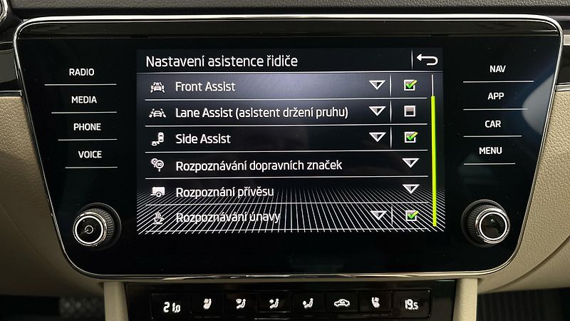 Škoda Superb 2.0 TDI DSG L&K Combi - fotka 31 z 35