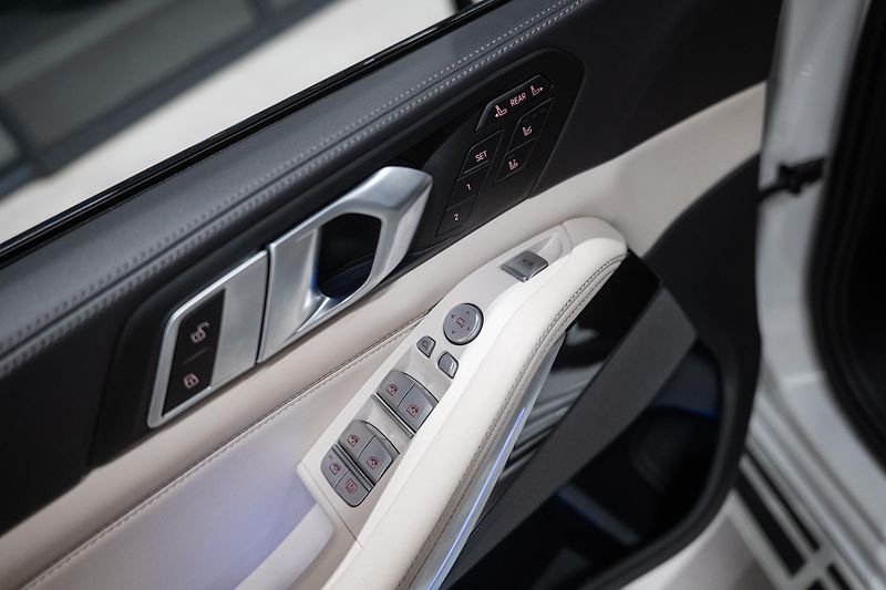 BMW X7 (2023) 40D 250KW M-SPORT MASÁŽE TAŽNÉ - fotka 27 z 49