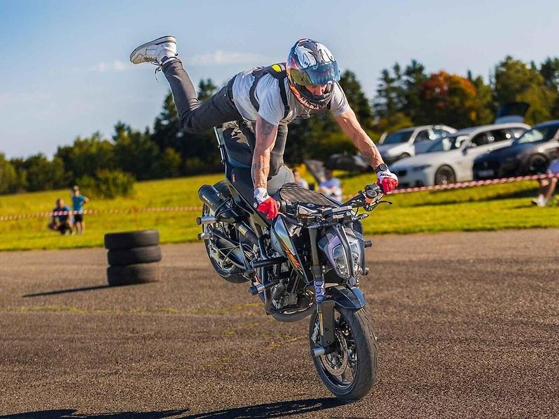 Začal na fichtlu v Kraslicích a dnes předvádí kaskadérské triky při stuntridingu.