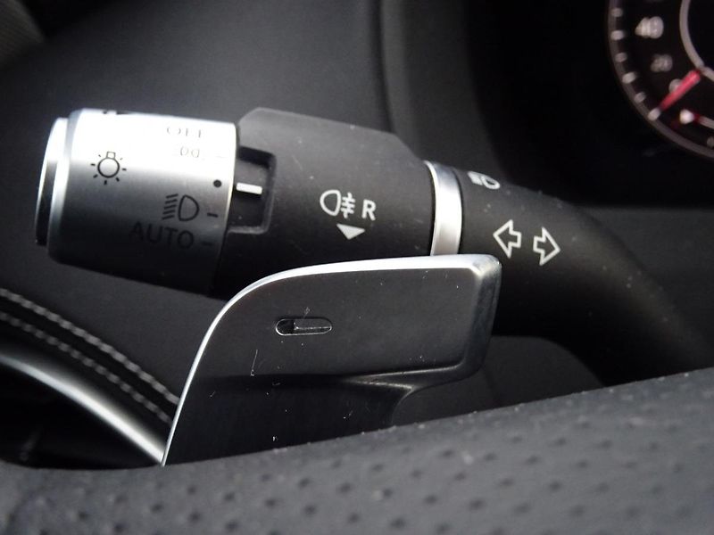 Jaguar XE D180 R - Dynamic SE - fotka 31 z 47