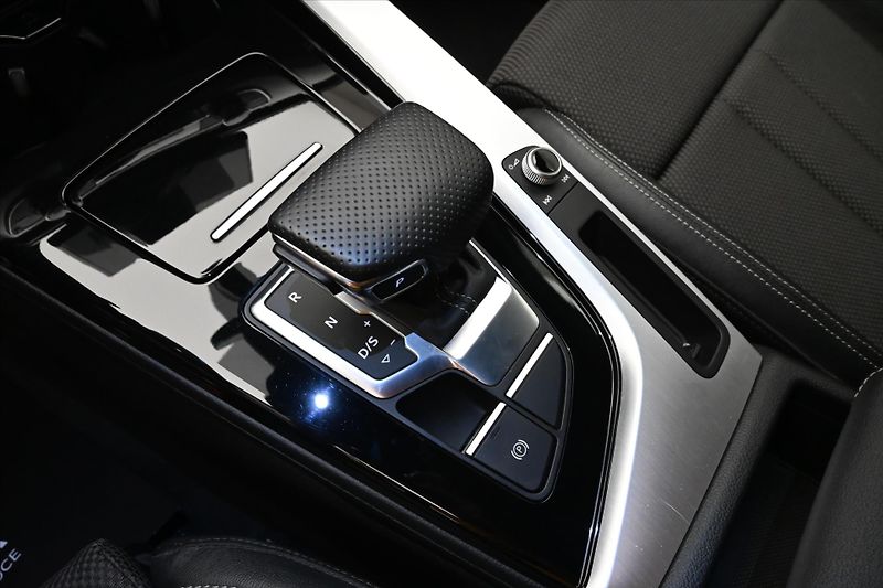 Audi A4 2,0 40TDI 150kW QUATTRO S-LINE - fotka 23 z 33