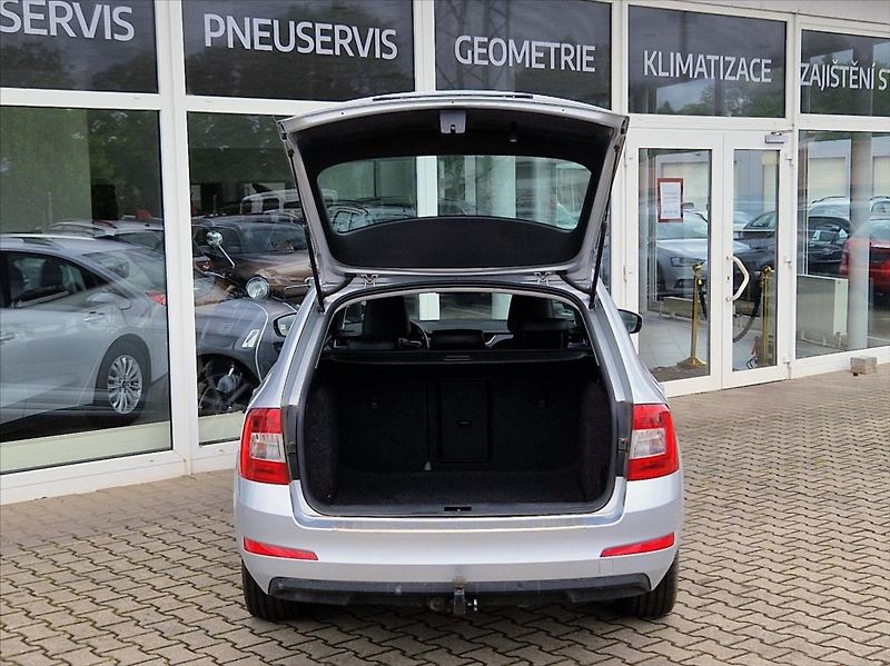 Škoda Octavia 2,0 TDI DSG KLIMA VÝHŘEV DIGI - fotka 9 z 34
