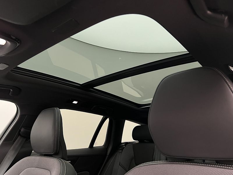 Volvo V60 T6 AWD DARK PLUS 1. maj. - fotka 17 z 49